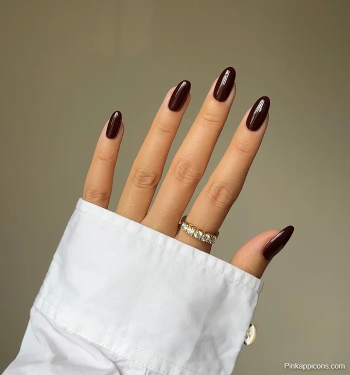 Almond Nails Elegant Glossy Burgundy Nail Polish with Gold Ring