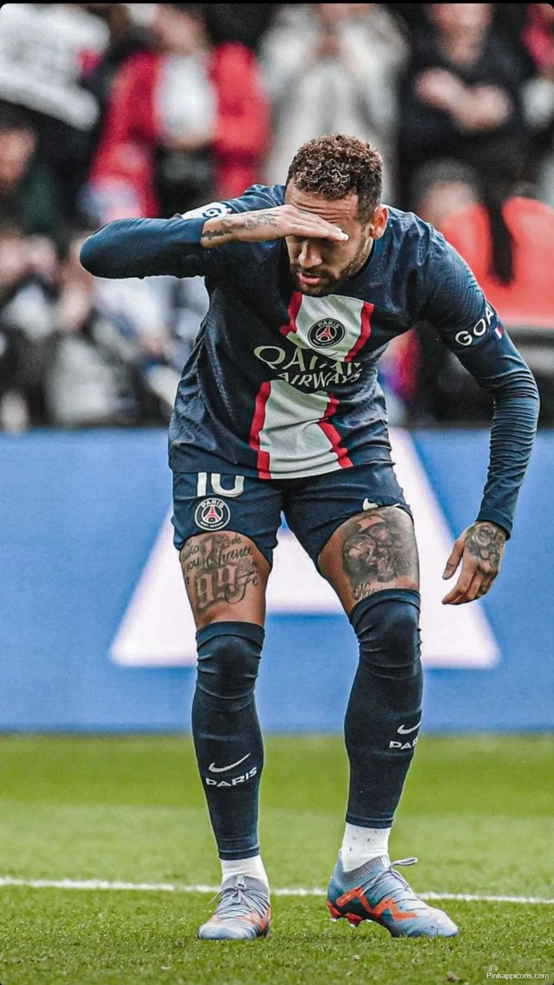 Focused Neymar Looking Wallpaper Shielding Eyes on Field Focused Neymar Looking Wallpaper Shielding Eyes on Field