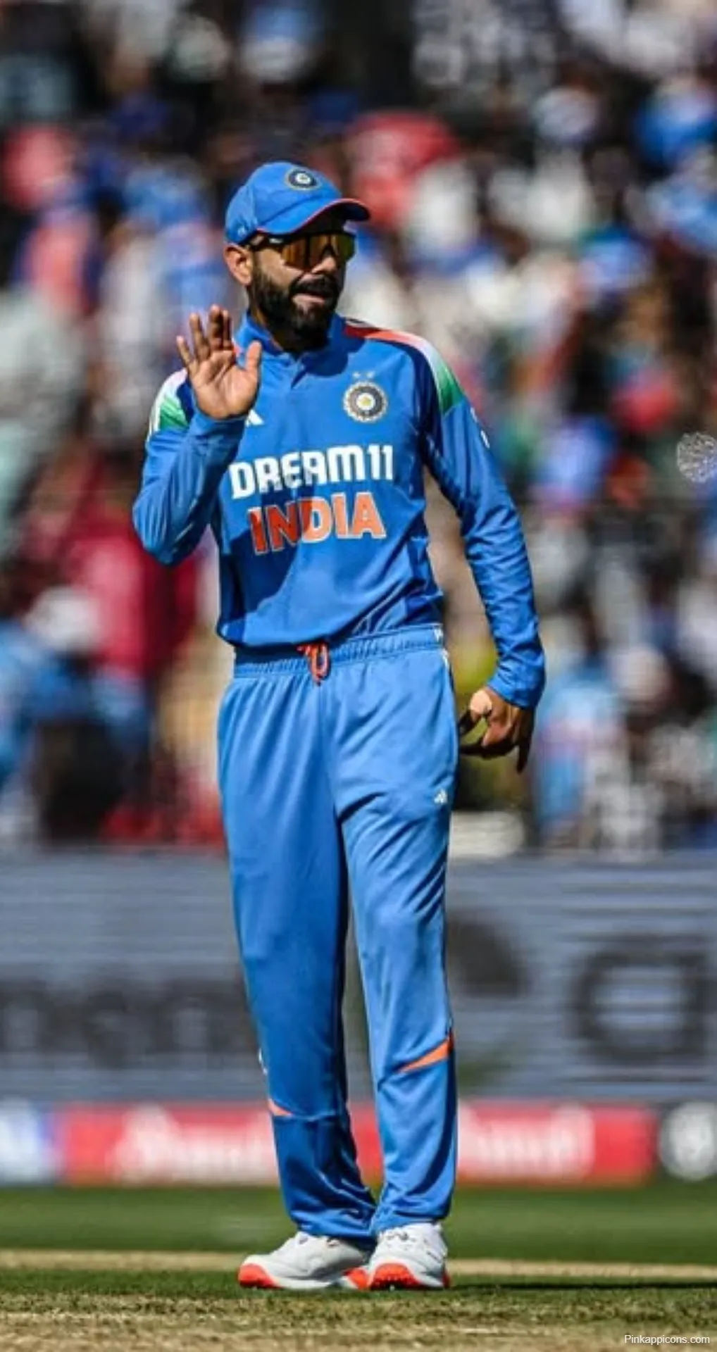 Virat Kohli Waving Wallpaper Indian Cricket Star on Field