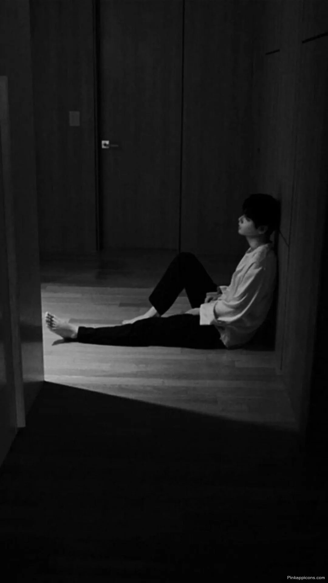 Feeling Lost in the Dark A Sad Wallpaper for Your Phone Depicting a Person in Despair Feeling Lost in the Dark A Sad Wallpaper for Your Phone Depicting a Person in Despair