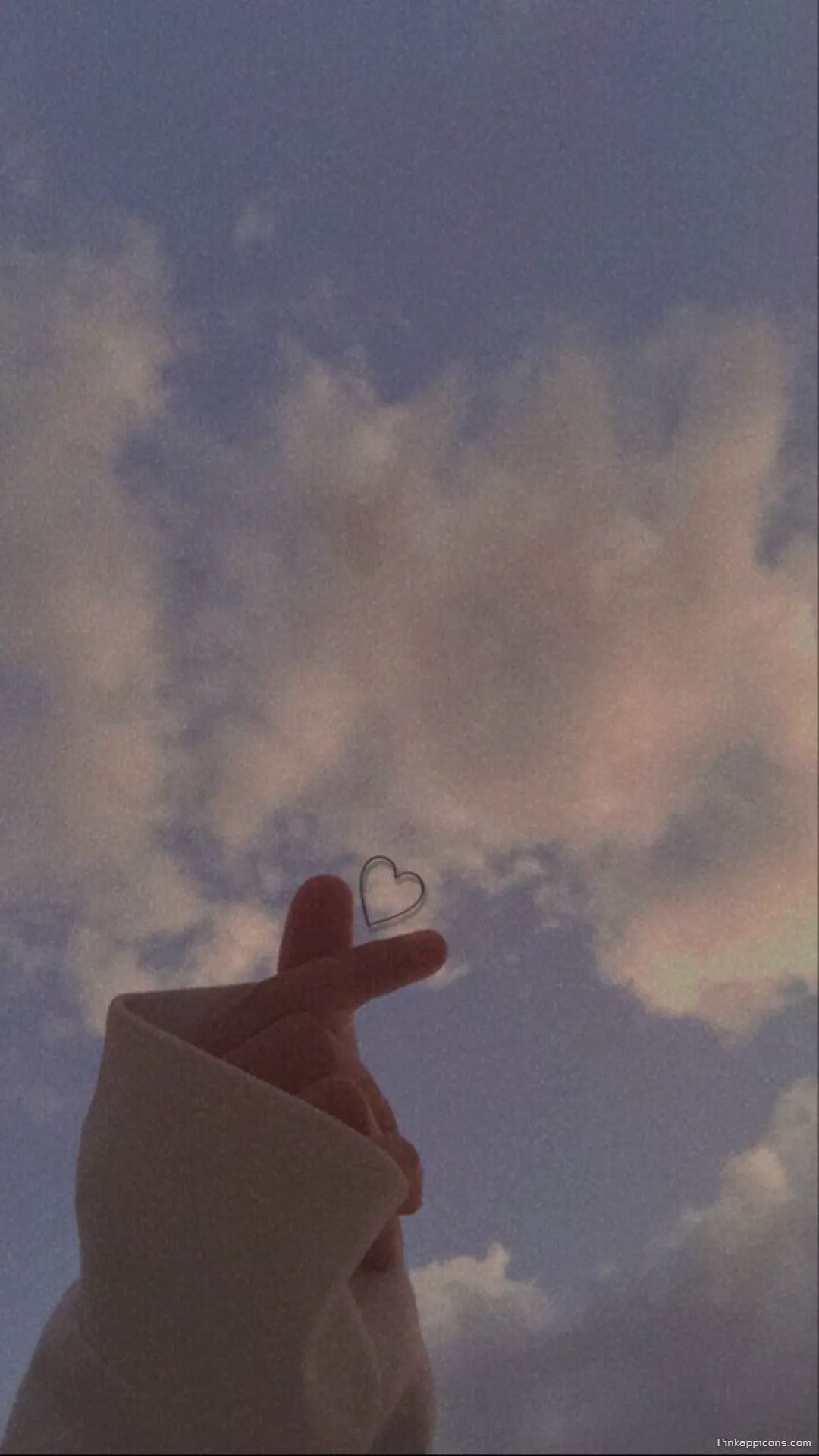 Girls Wallpaper Aesthetic Dreamy Hand and Heart Against a Cloudy Sunset Girls Wallpaper Aesthetic Dreamy Hand and Heart Against a Cloudy Sunset