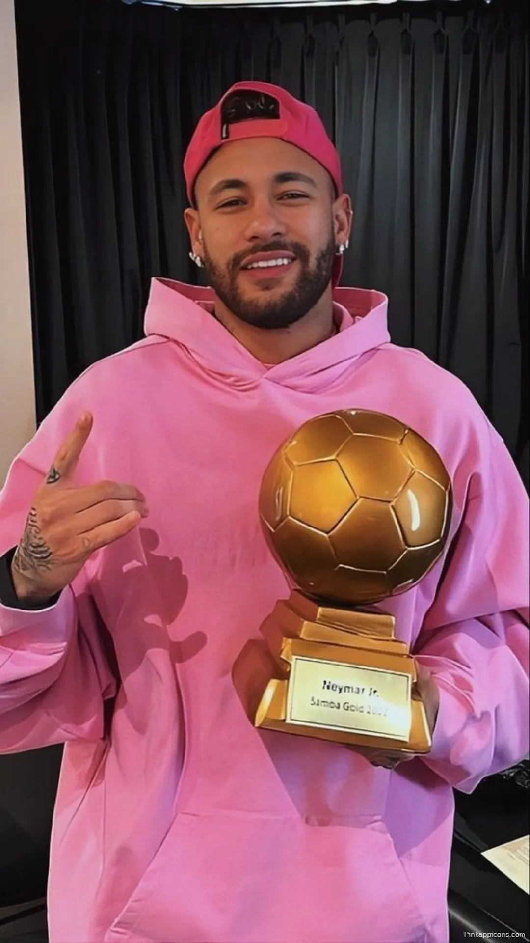 Neymar Wallpaper A high quality photo of Neymar Jr. with his Samba Gold award perfect for your phone wallpaper Neymar Wallpaper A high-quality photo of Neymar Jr. with his Samba Gold award, perfect for your phone wallpaper.